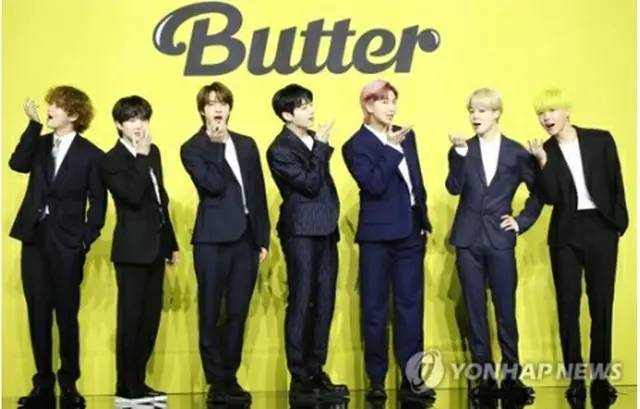 記者会見でポーズを取るBTS＝21日、ソウル（聯合ニュース）