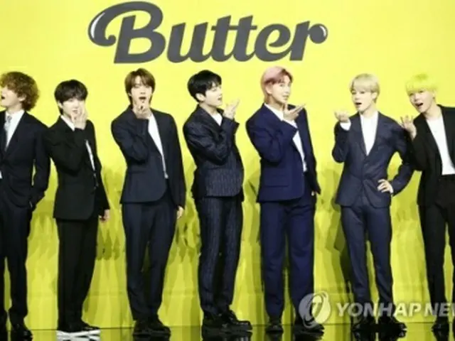 記者会見でポーズを取るBTS＝21日、ソウル（聯合ニュース）