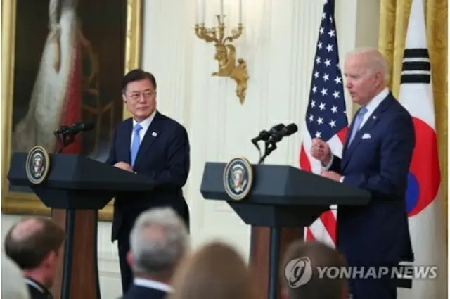 米国を公式訪問している韓国の文在寅（ムン・ジェイン）大統領（左）は、ホワイトハウスでバイデン大統領と初の対面会談を行った。会談後の共同記者会見に出席した両氏＝２１日、ワシントン（聯合ニュース）
