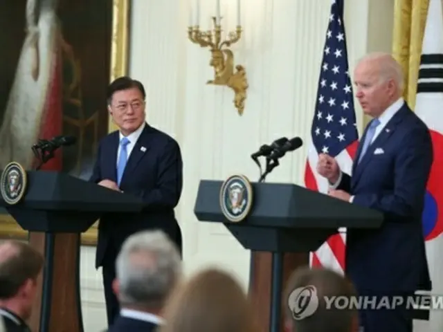 米国を公式訪問している韓国の文在寅（ムン・ジェイン）大統領（左）は、ホワイトハウスでバイデン大統領と初の対面会談を行った。会談後の共同記者会見に出席した両氏＝２１日、ワシントン（聯合ニュース）