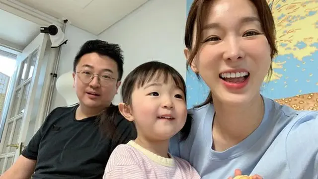 “第2子妊娠”の歌手イ・ジヘ、夫ムン・ジェワンは痩せ+娘テリちゃんは笑顔…“つわりよ無くなれ”（画像提供:wowkorea）