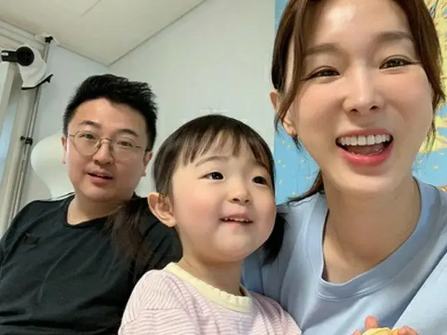 “第2子妊娠”の歌手イ・ジヘ、夫ムン・ジェワンは痩せ+娘テリちゃんは笑顔…“つわりよ無くなれ”（画像提供:wowkorea）
