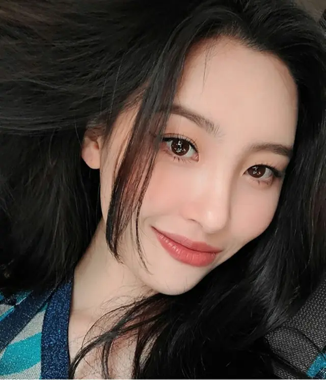 歌手ソンミ、至近距離でも完璧な美貌が際立つセルフィーを公開（画像提供:wowkorea）