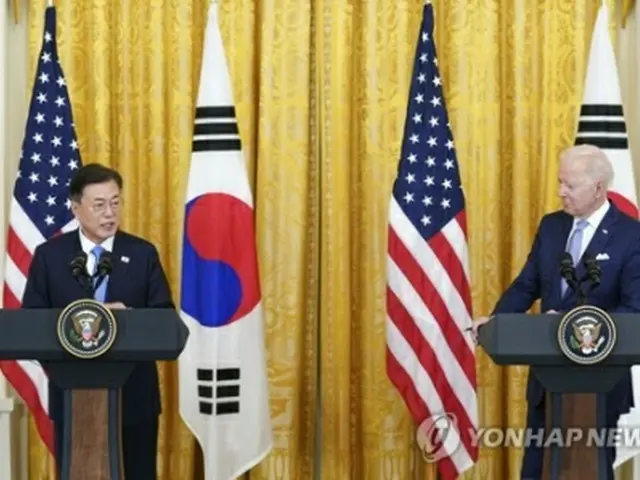 首脳会談後、共同会見を行う文大統領(左)とバイデン大統領=(聯合ニュース)