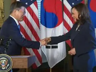 ハリス米副大統領、文大統領と握手した直後「服で手を拭った」？…韓国で非難殺到「無礼だ」
