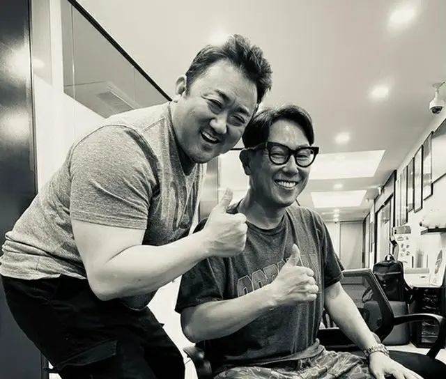 歌手ユン・ジョンシン、”1歳下”俳優マ・ドンソクは「タメ口が難しかった…最強の弟」（画像提供:wowkorea）