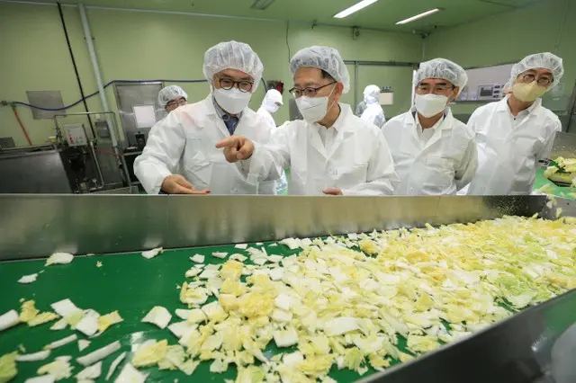 キムチ輸出企業を訪れた農食品部長官…「韓国キムチの安全・優秀性を世界に知らせる」（画像提供:wowkorea）