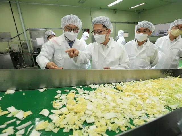 キムチ輸出企業を訪れた農食品部長官…「韓国キムチの安全・優秀性を世界に知らせる」（画像提供:wowkorea）