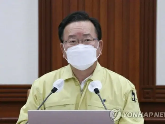 中央災難安全対策本部の会議で発言する金首相＝２６日、ソウル（聯合ニュース）