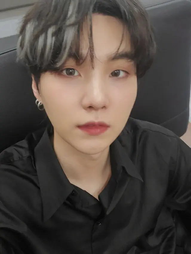 グループ「BTS（防弾少年団）」のSUGAが可愛いセルカ（自撮り写真）を公開した。（画像提供:Mydaily）