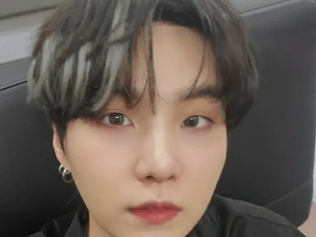 グループ「BTS（防弾少年団）」のSUGAが可愛いセルカ（自撮り写真）を公開した。（画像提供:Mydaily）