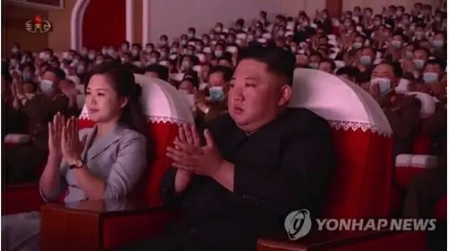 朝鮮中央テレビは6日、金正恩氏が夫人の李雪主（リ・ソルジュ）氏とともに軍人家族芸術公演を観覧した様子を放映した＝（朝鮮中央テレビ＝聯合ニュース）≪転載・転用禁止≫