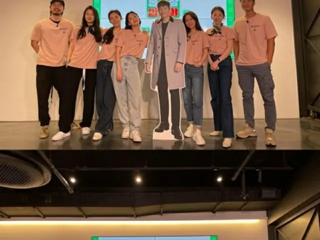 女優ハン・ヒョジュ、イ・ビョンホンのパネルを中心に事務所の仲間と“家族写真”を公開…「出張十五夜」に登場（画像提供:wowkorea）