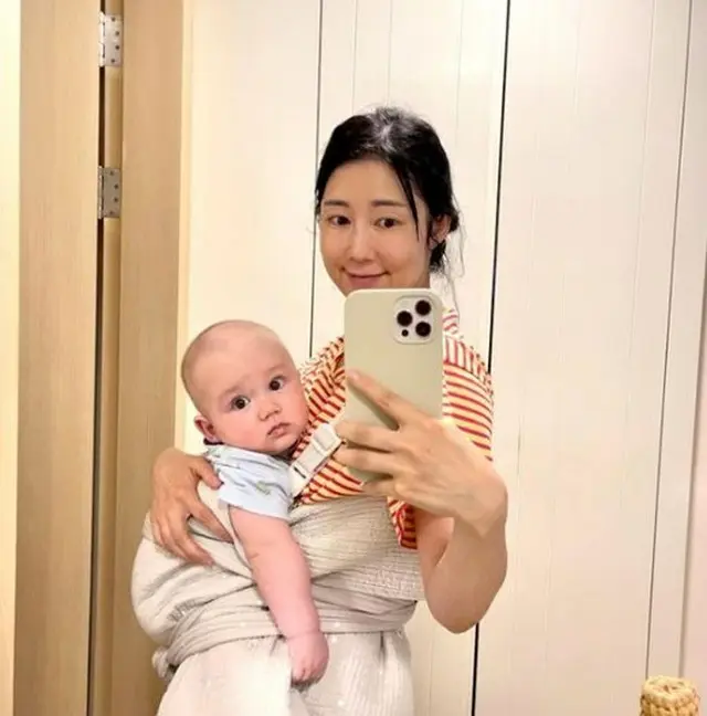 サユリ（藤田小百合）、息子を抱きしめて笑顔に＝「私はゼンのママだ」（画像提供:wowkorea）