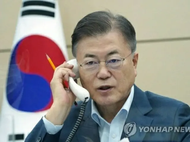 タイのプラユット首相と会談する文大統領（韓国大統領府提供）＝（聯合ニュース）