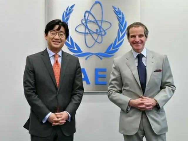 崔第２次官（左）とグロッシ事務局長＝（聯合ニュース）