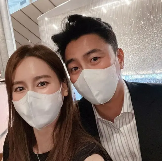 元サッカー韓国代表アン・ジョンファン×元ミスコリアーイ・へウォン、美男美女夫婦の結婚20年記念写真（画像提供:wowkorea）