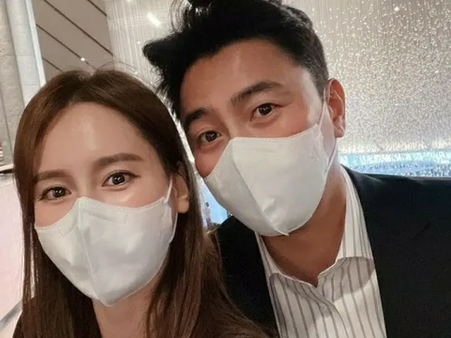 元サッカー韓国代表アン・ジョンファン×元ミスコリアーイ・へウォン、美男美女夫婦の結婚20年記念写真（画像提供:wowkorea）