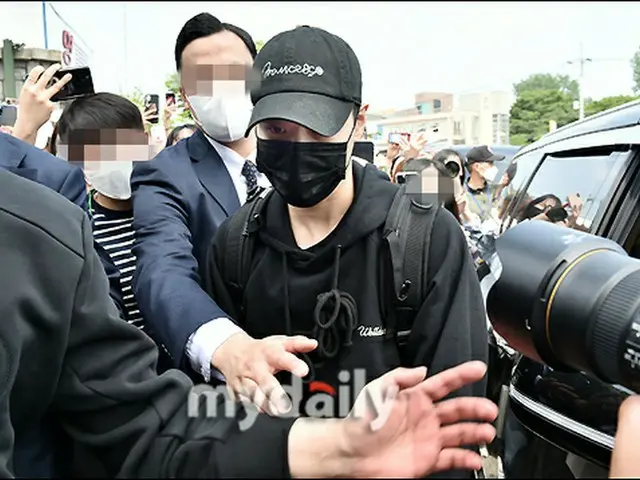 【フォト】「SHINee」テミン、ファンが見送るなか陸軍訓練所に入所（画像提供:wowkorea）