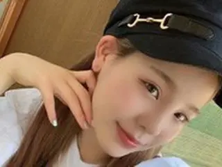 「NiziU」のリーダーMAKO、デビュー曲「Step and a step」MVの再生1億回突破に感謝のコメント…新しい帽子コーデも披露