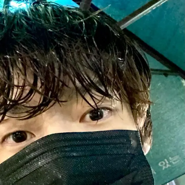俳優アン・ジェヒョン、SNSに「雨が降る。虹が浮かぶはず」…びしょびしょに濡れた髪の毛（画像提供:wowkorea）