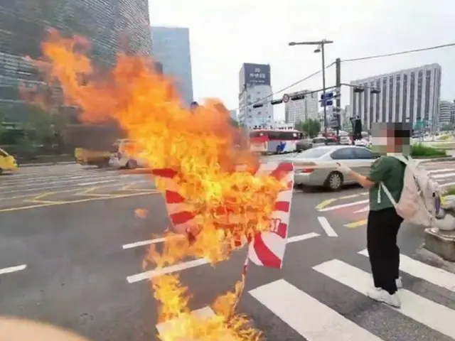 日本大使館の周辺で旭日旗を燃やすパフォーマンス…大学生3人逮捕＝韓国（画像提供:wowkorea）