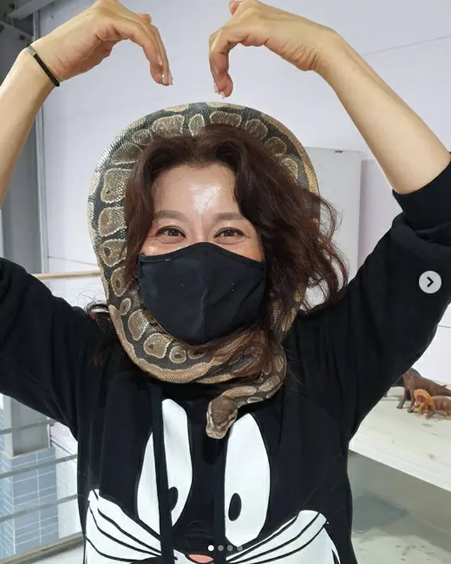女優ホン・ジミンが蛇を首にかけたまま認証ショットを公開した。（画像提供:Mydaily）