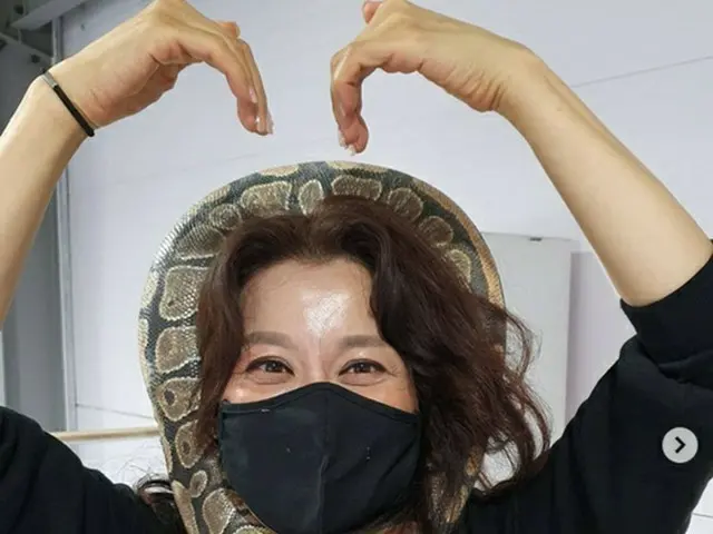 女優ホン・ジミンが蛇を首にかけたまま認証ショットを公開した。（画像提供:Mydaily）