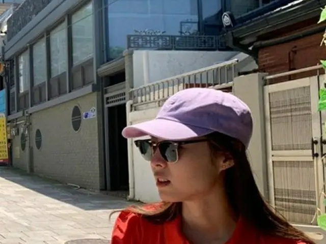 女優イ・ヨニ、夫が撮ってくれた？洗練された日常にスヨン（少女時代）も「赤と紫を着こなしている」とコメント（画像提供:wowkorea）