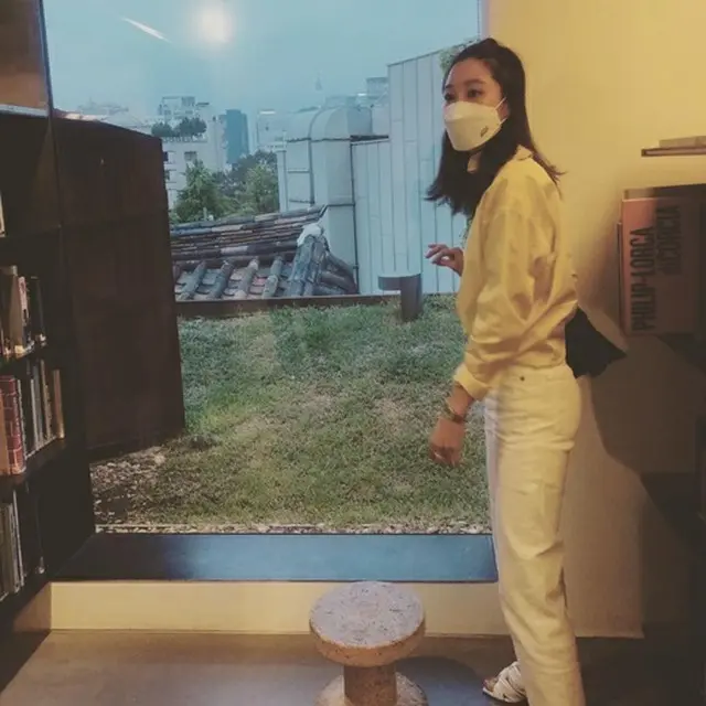女優コン・ヒョジン、新型コロナウィルスのワクチン接種済み？…“抗体と一緒にお出かけ”（画像提供:wowkorea）