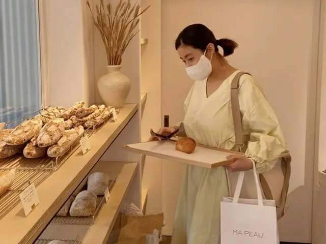 女優カン・ソラ、パン屋への訪問にごきげんのパン好きさん…「幸せ。最高。キュンとする」（画像提供:wowkorea）