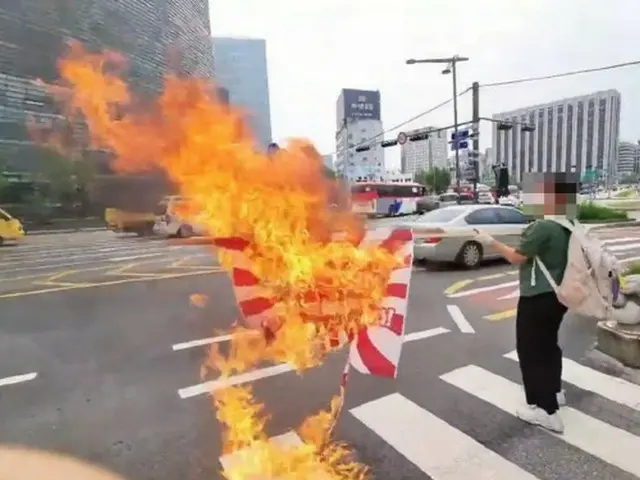 1日、ソウル鍾路区の在韓日本大使館の周辺で旭日旗を燃やすパフォーマンスをする大学生（画像提供:wowkorea）