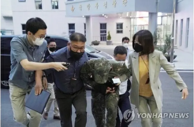 ２日、逮捕状発付の是非を判断する令状審査を受けるため軍事裁判所に連行された兵士（右から２人目、国防部提供）＝（聯合ニュース）≪転載・転用禁止≫