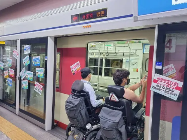 「障がい者の移動権を保障せよ」デモによりソウル地下鉄とバスが一時不通＝韓国（画像提供:wowkorea）