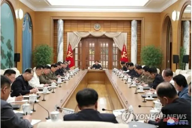 朝鮮労働党中央委員会第８期第１次政治局会議が４日に開かれ、金正恩国務委員長（朝鮮労働党総書記）が会議を主宰した＝（朝鮮中央通信＝聯合ニュース）≪転載・転用禁止≫