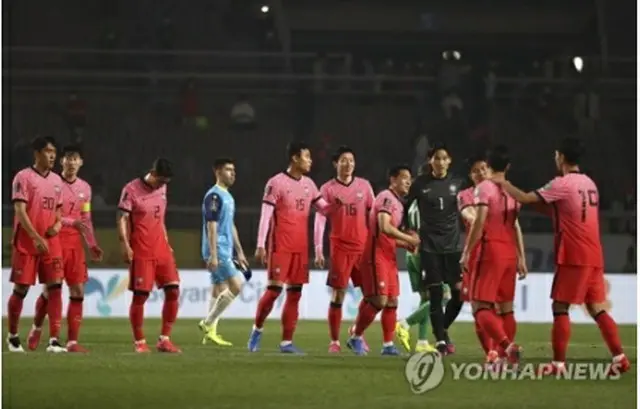 試合終了後、喜び合う韓国の選手＝５日、高陽（聯合ニュース）