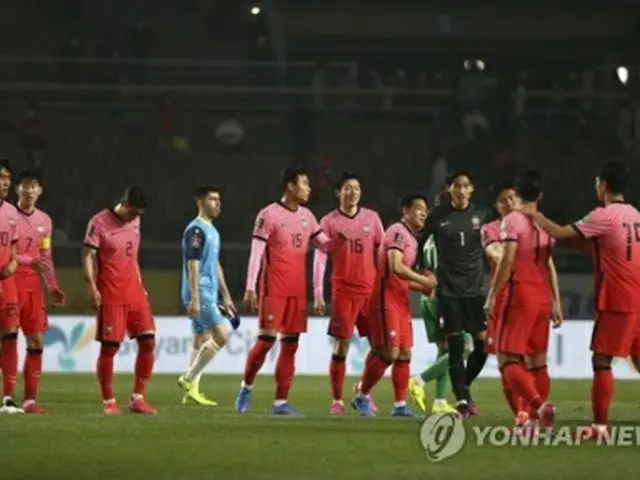 試合終了後、喜び合う韓国の選手＝５日、高陽（聯合ニュース）