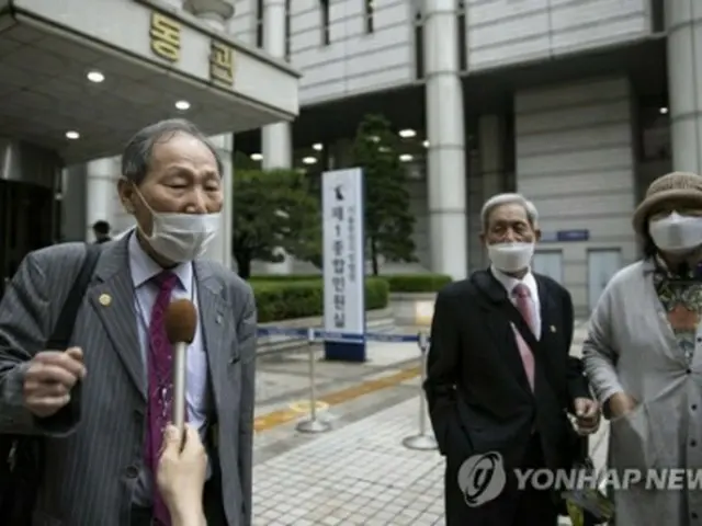 先月２８日、口頭弁論が開かれたソウル中央地裁で報道陣のインタビューに応じる原告（資料写真）＝（聯合ニュース）
