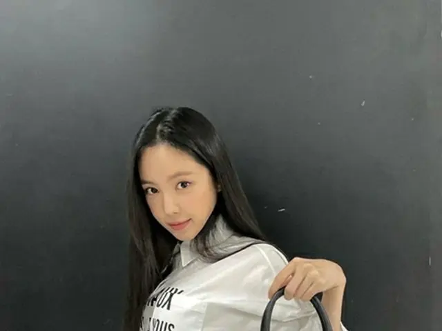 YGファミリーになったソン・ナウン（Apink）、高級ブランドバッグを持って優雅にポーズ（画像提供:wowkorea）