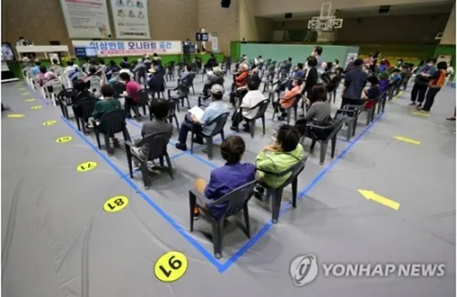 ワクチン接種後、副反応に備えて待機する市民（資料写真）＝（聯合ニュース）