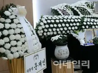 文大統領、セクハラ訴え自殺した空軍女性副士官の焼香所に供花