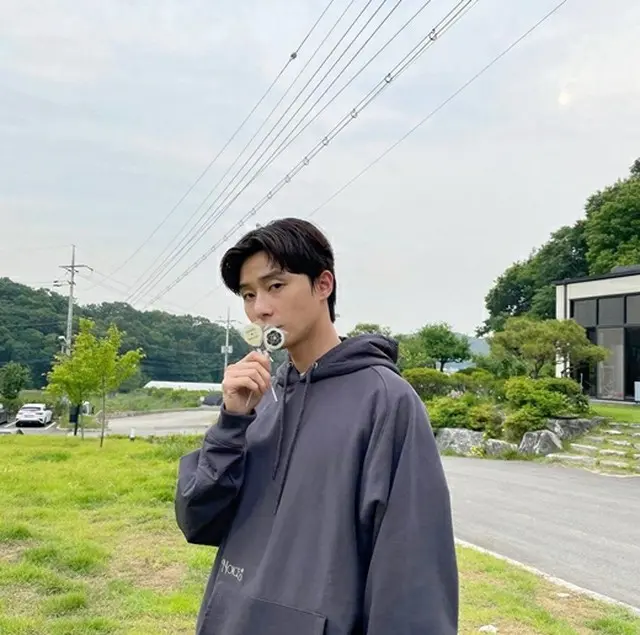 俳優パク・ソジュン、カリスマあふれる眼差しでキャンディにキス（画像提供:wowkorea）