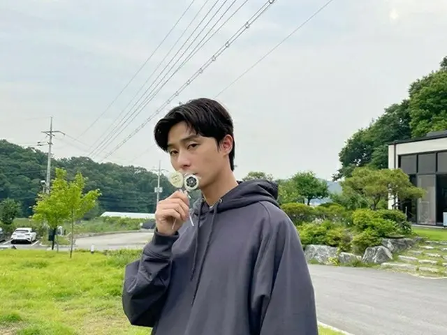 俳優パク・ソジュン、カリスマあふれる眼差しでキャンディにキス（画像提供:wowkorea）
