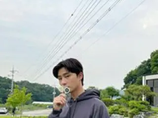 俳優パク・ソジュン、カリスマあふれる眼差しでキャンディにキス