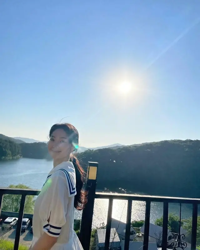 チョンジン（SHINHWA）の妻リュ・イソ、”アラフォー”のセーラー服姿で「清涼飲料水CMのよう」（画像提供:wowkorea）