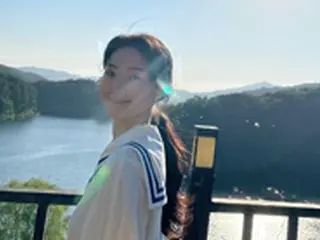 チョンジン（SHINHWA）の妻リュ・イソ、”アラフォー”のセーラー服姿で「清涼飲料水CMのよう」