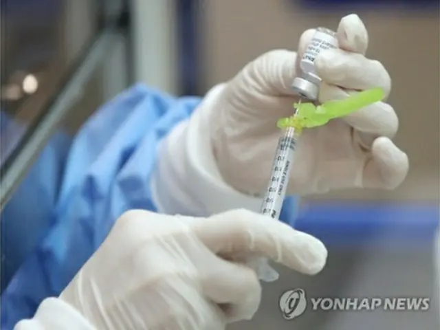 新型コロナウイルスワクチンの接種センターで、接種の準備をする医療従事者＝8日、ソウル（聯合ニュース）