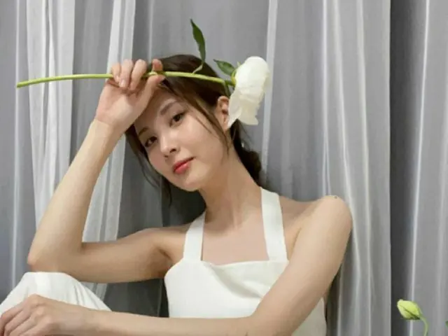 ソヒョン（少女時代）、まるで純白の花嫁のような清純女神ぶりを発散…花束が気後れする美しさ（画像提供:wowkorea）