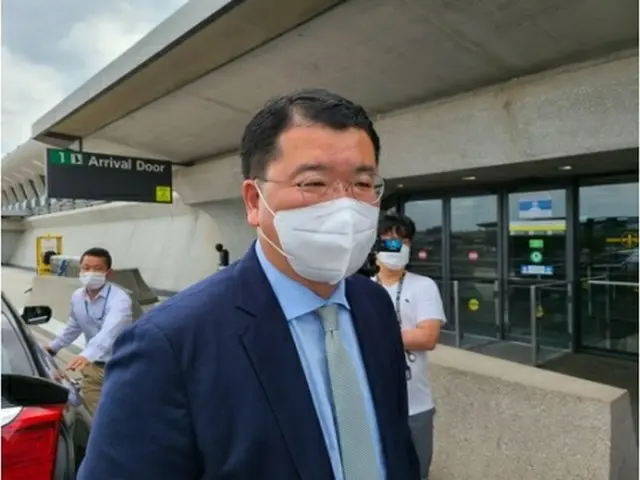 ダレス空港に到着した崔氏＝8日、ワシントン（聯合ニュース）