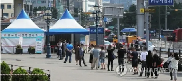 ソウル駅前の広場に設置された新型コロナウイルスの臨時検査所＝８日、ソウル（聯合ニュース）